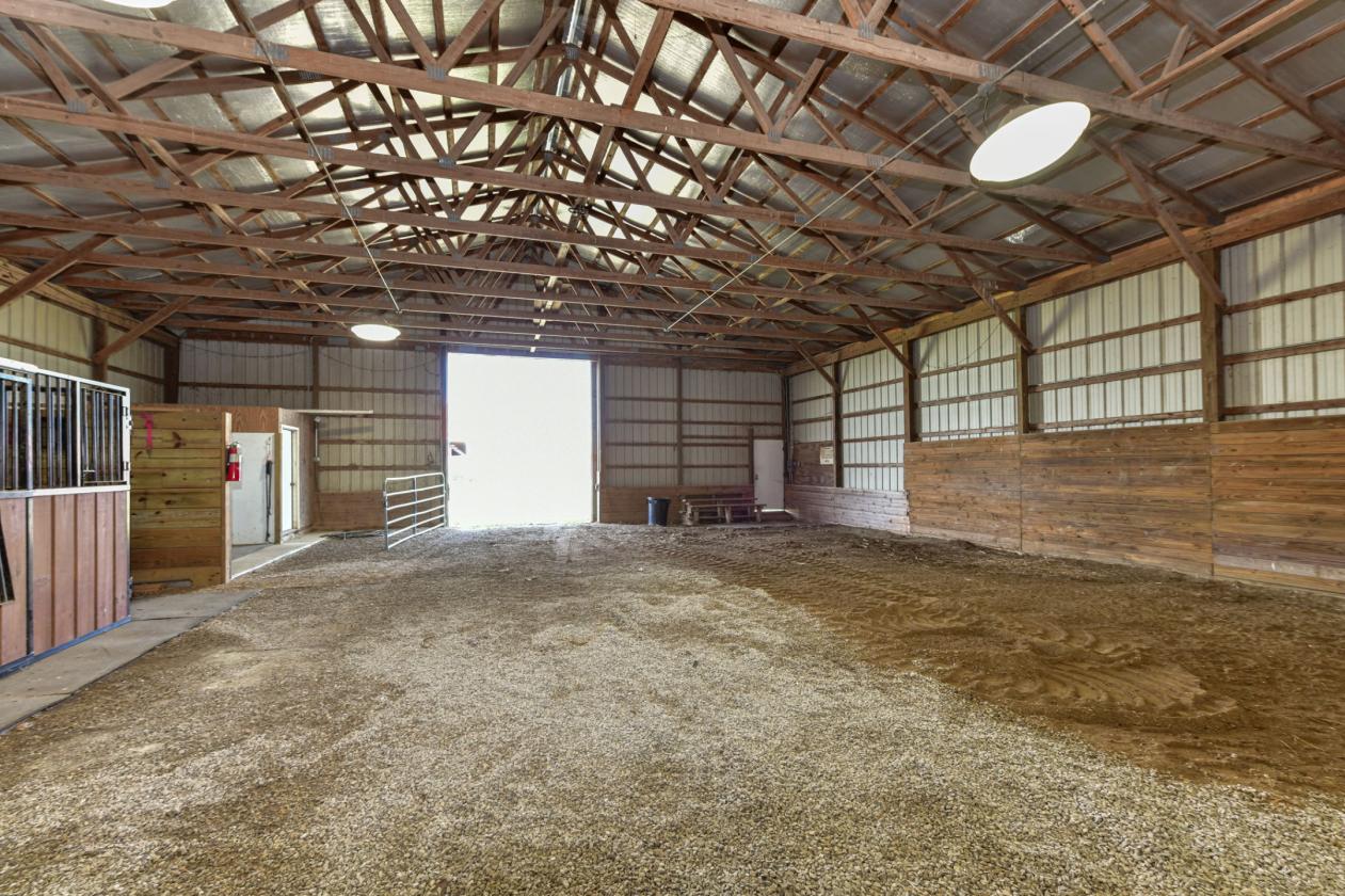 26 -Ac Horse Facility - Apartment, Lounge, etc - photo 17