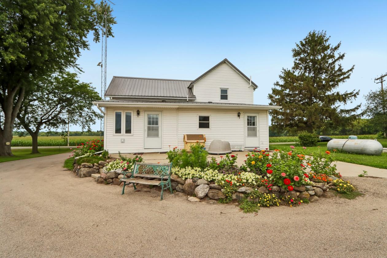 Farmette on 3+ Acres - photo 3