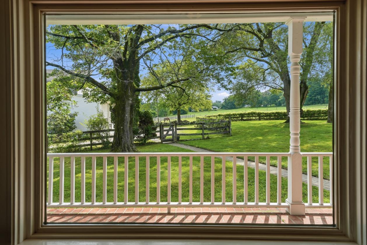 Horse farm with indoor arena & distant views - photo 12