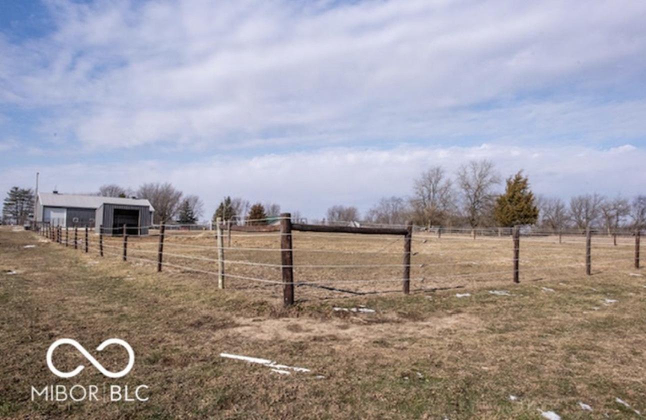 Private horse property with a modern touch! - photo 10