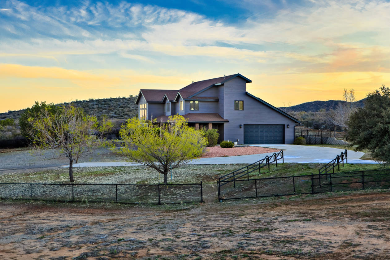 Equestrian Lovers Dream with a heated 8 stall barn Prescott Valley