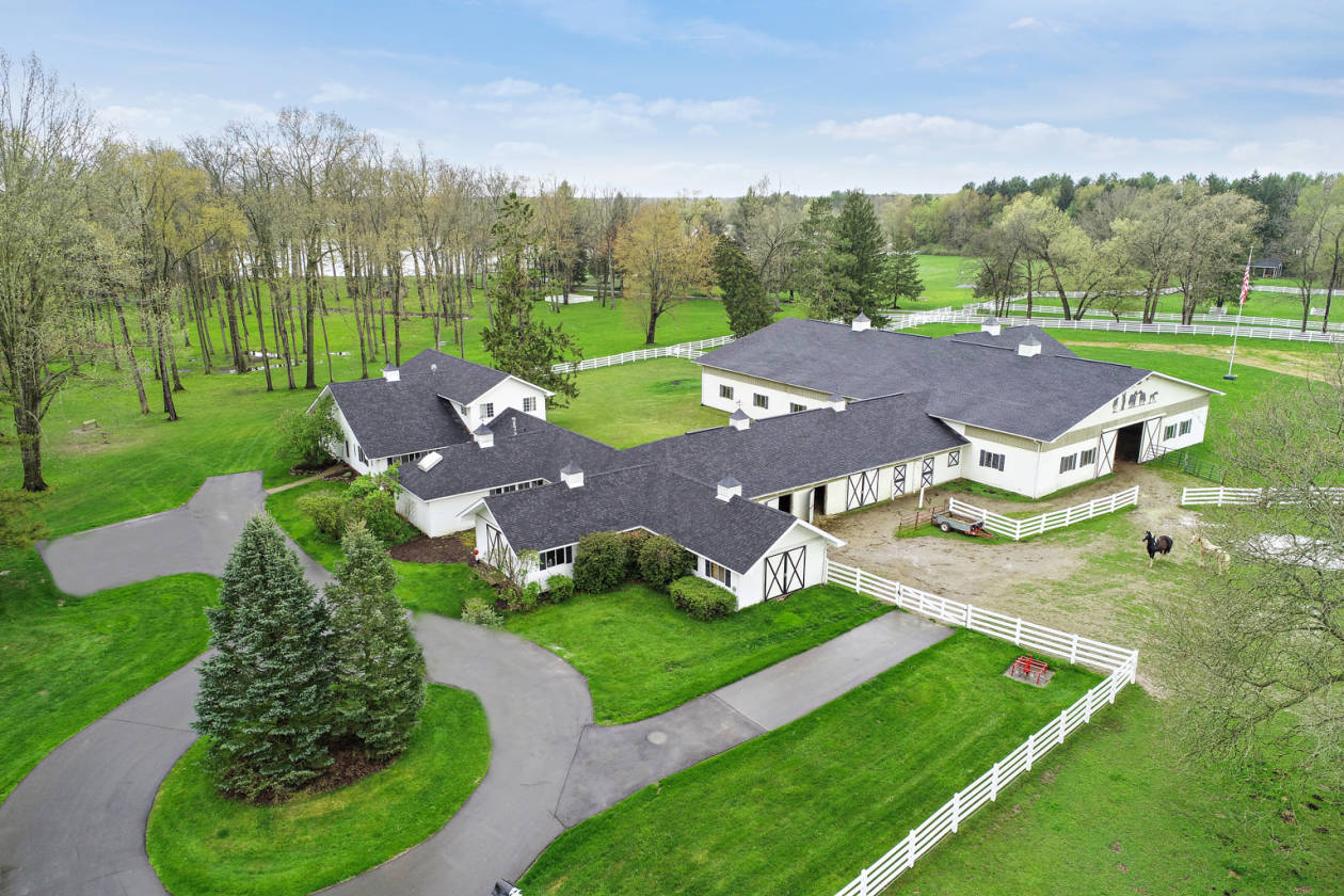 STUNNING EQUESTRIAN ESTATE SANCTUARY. Howell, Livingston County