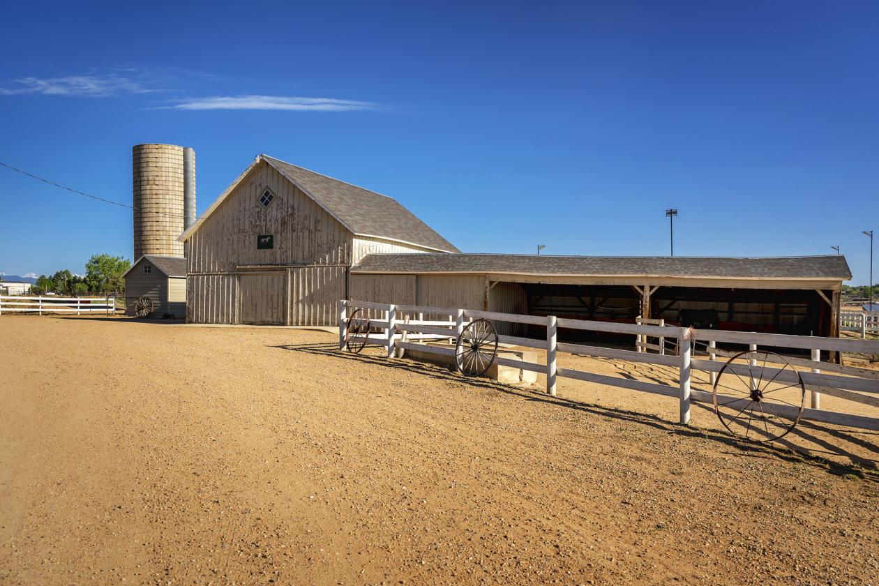 Well-situated Equine property with Frontrange view - photo 5