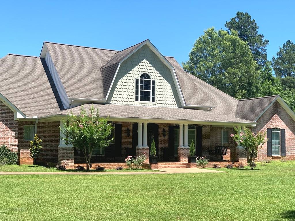 9.5 Acres, Fabulous Home w/3868 Sq Ft, Spring Fed Lake! Nacogdoches