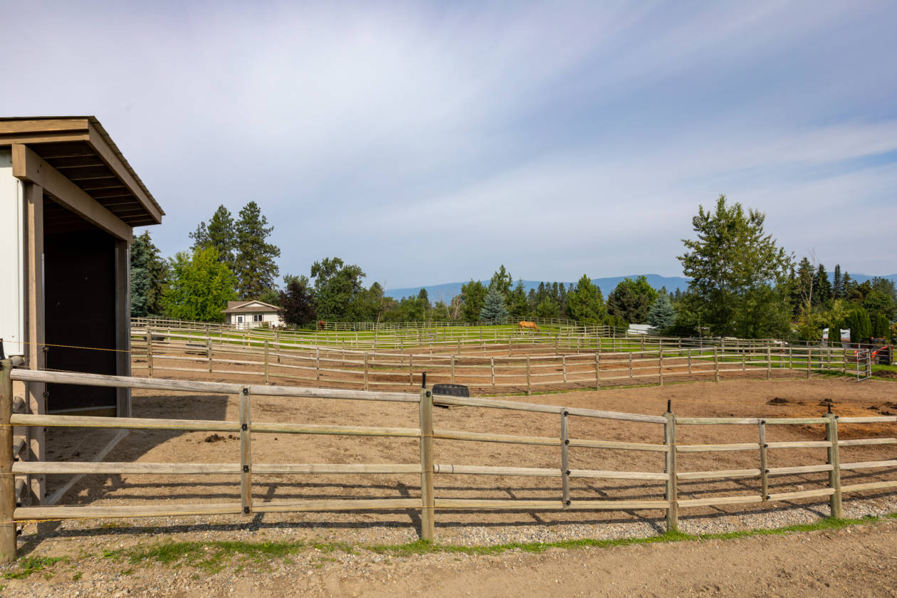 South East Kelowna acreage gem! Bring the horses! Kelowna, Central