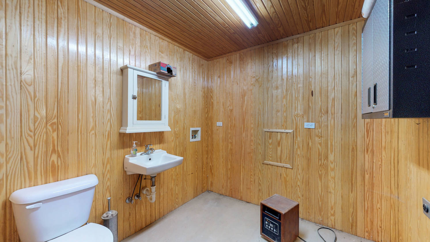 Equestrian estate with indoor arena, detached office & more