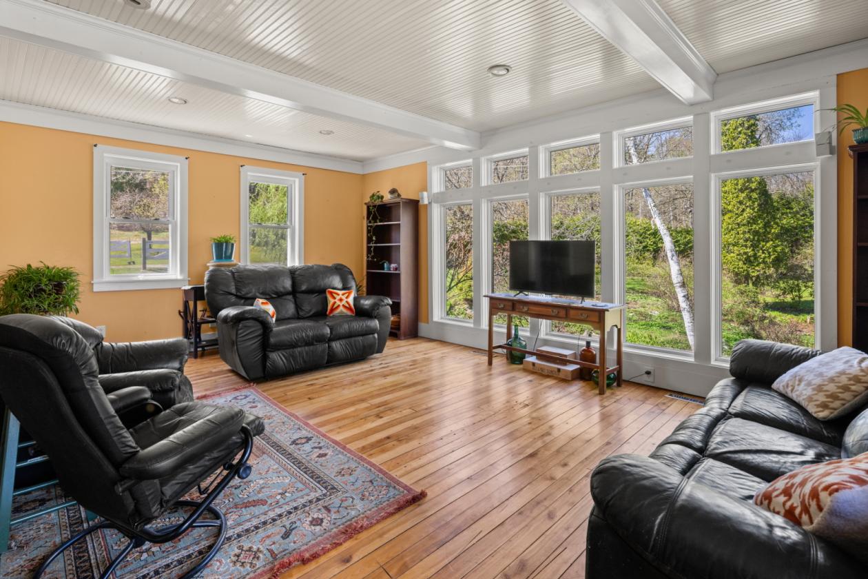 Charming 1914 farmhouse on a private horse farm - photo 13
