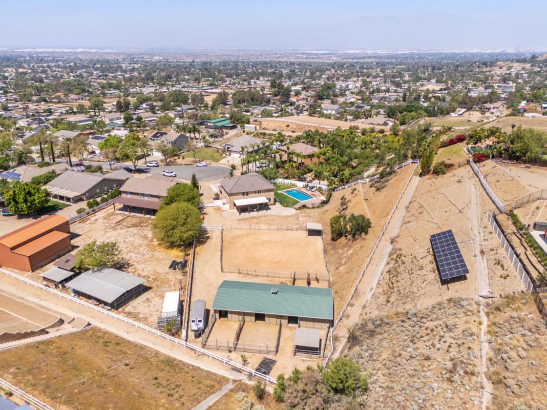Living the Dream Ranch | Barn, Arena, Pool - photo 11