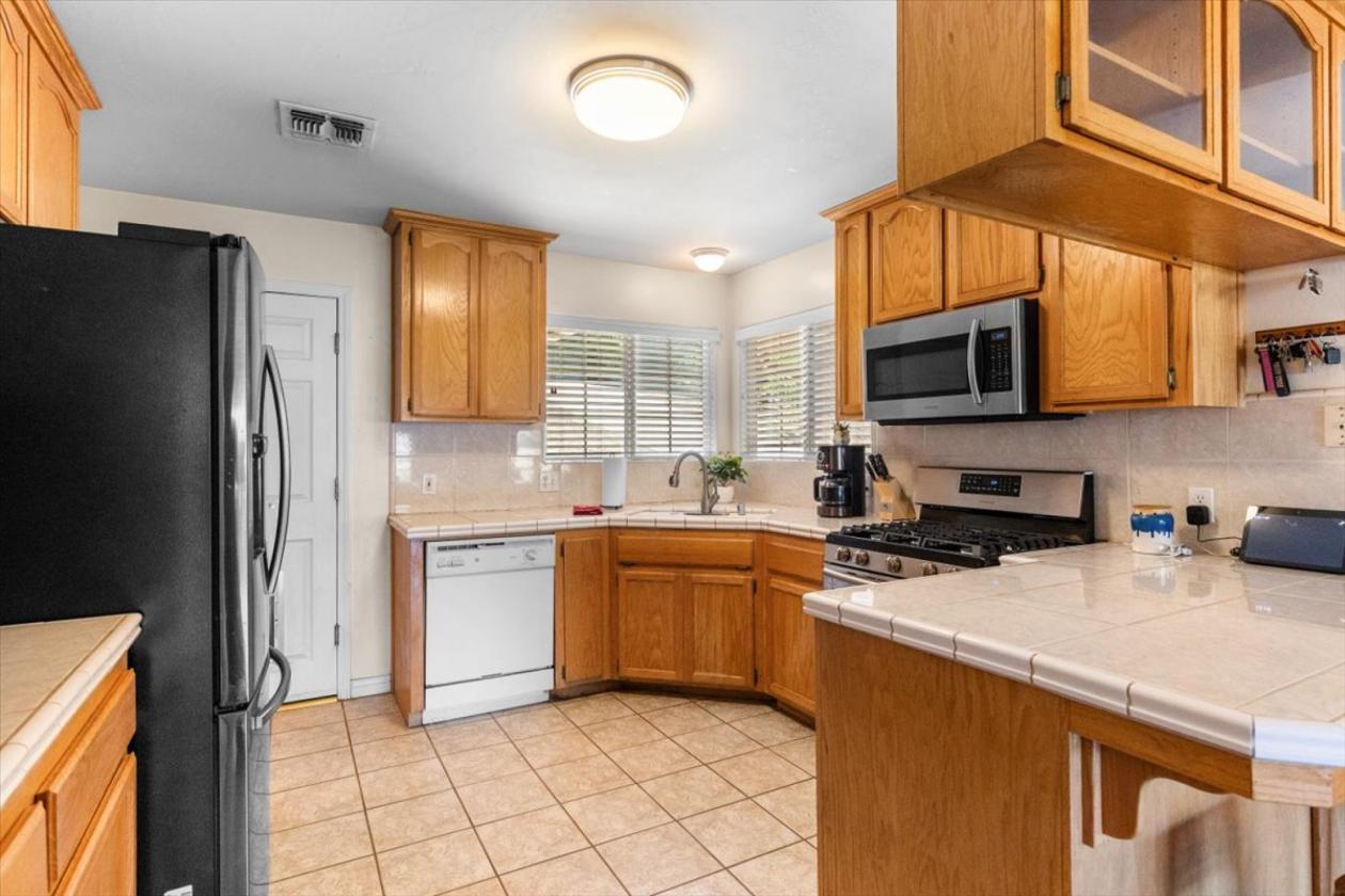 Exceptional property in EQ gated community - photo 6