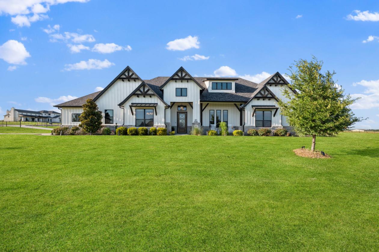 Horses Welcomed | Modern Luxury Farmhouse | 4 Acre - photo 1