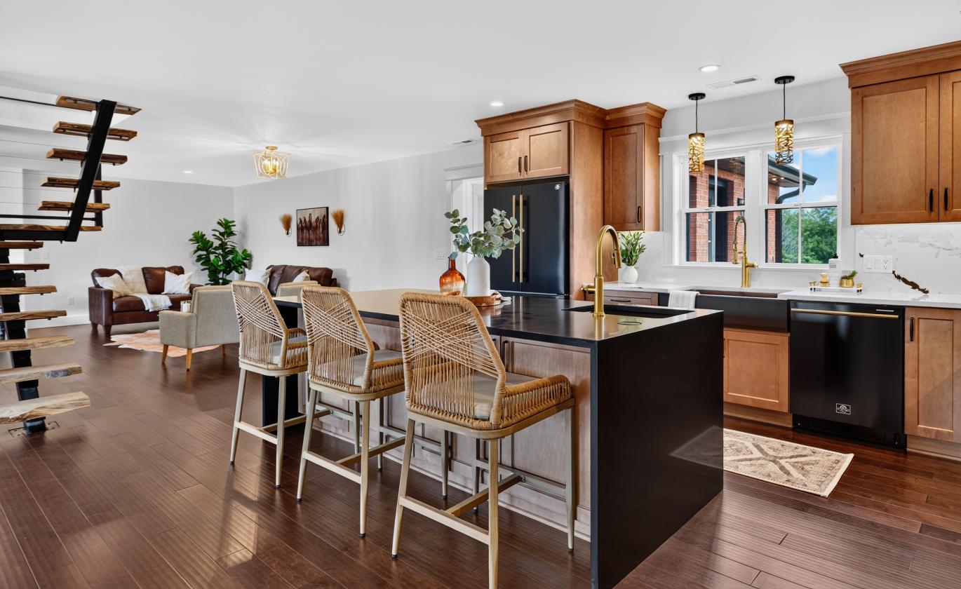 Luxury home with room for horses! - photo 12