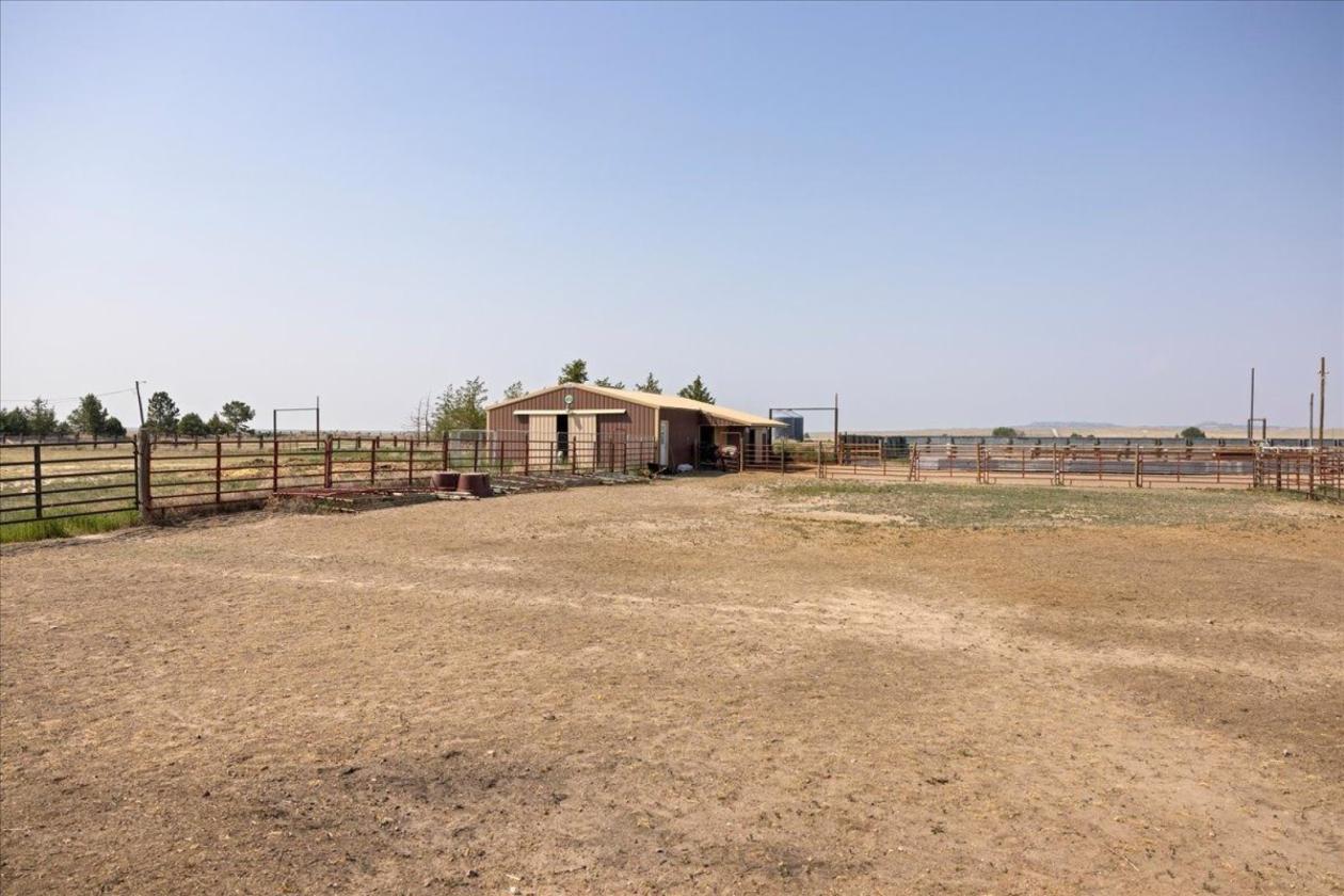 Meticulously-Maintained Horse Property - photo 15
