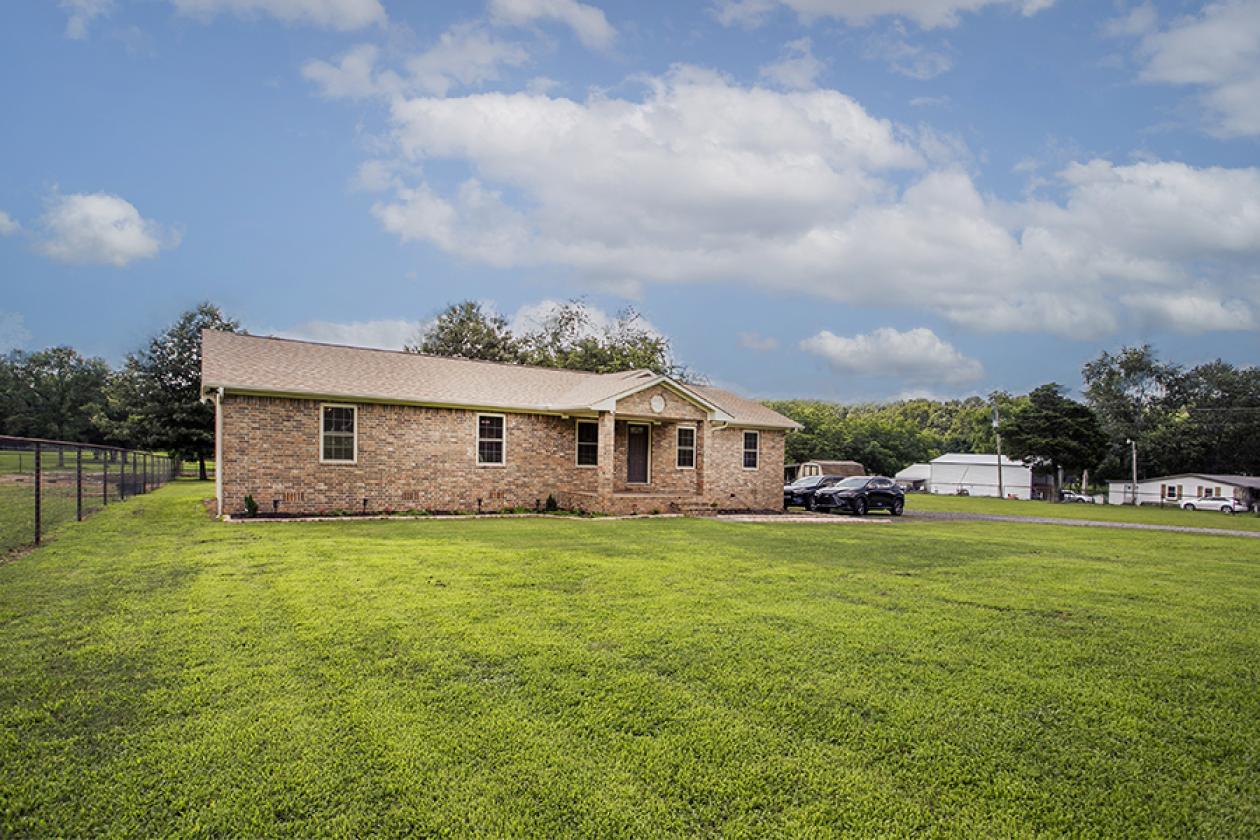 Turnkey Horse Farm on 5 acres with barn - photo 1