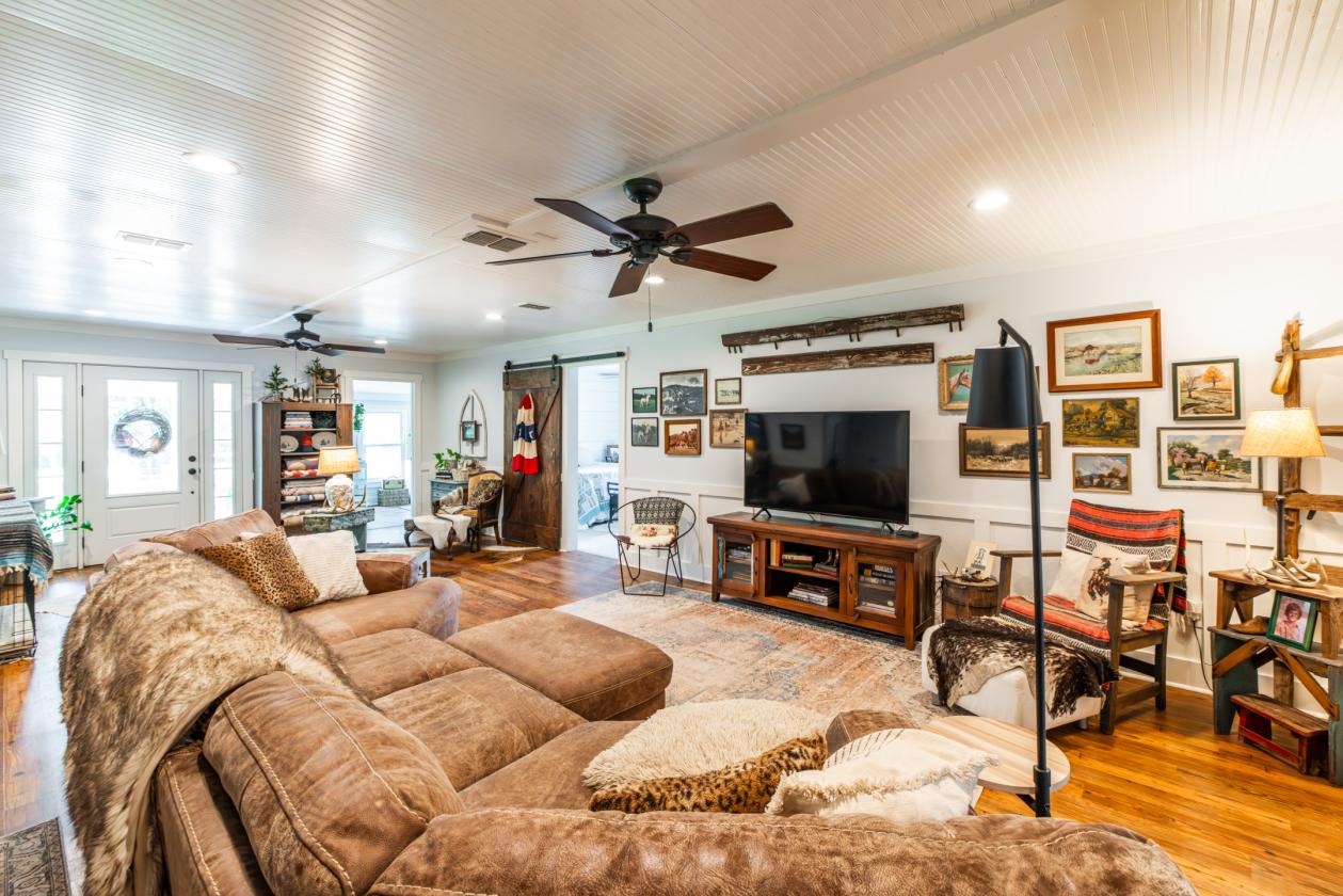 Exceptional 52-Acre Working Cattle Ranch - photo 4