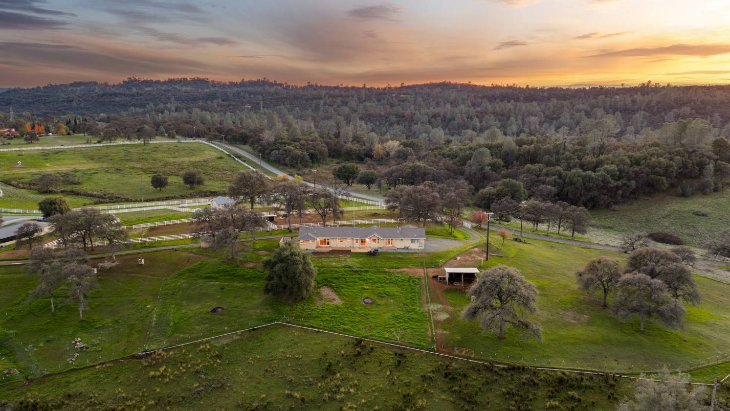 80 acre w/ 3-4 homes, 2 barns & 2 arenas +++ - photo 16