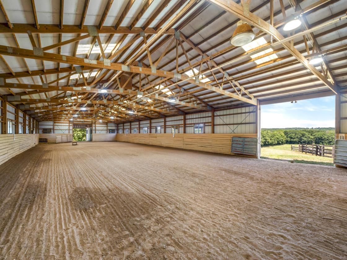 Luxury Horse Farm | 29 Stalls | Indoor Arena - photo 23