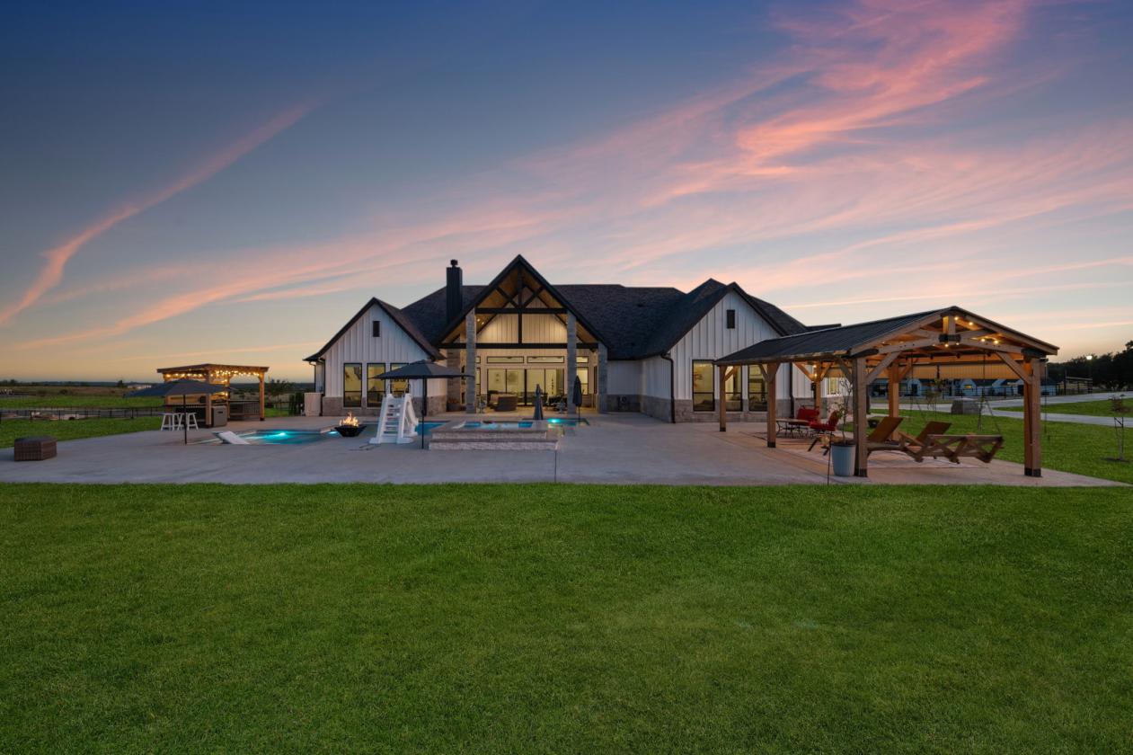 Horses Welcomed | Modern Luxury Farmhouse | 4 Acre - photo 27
