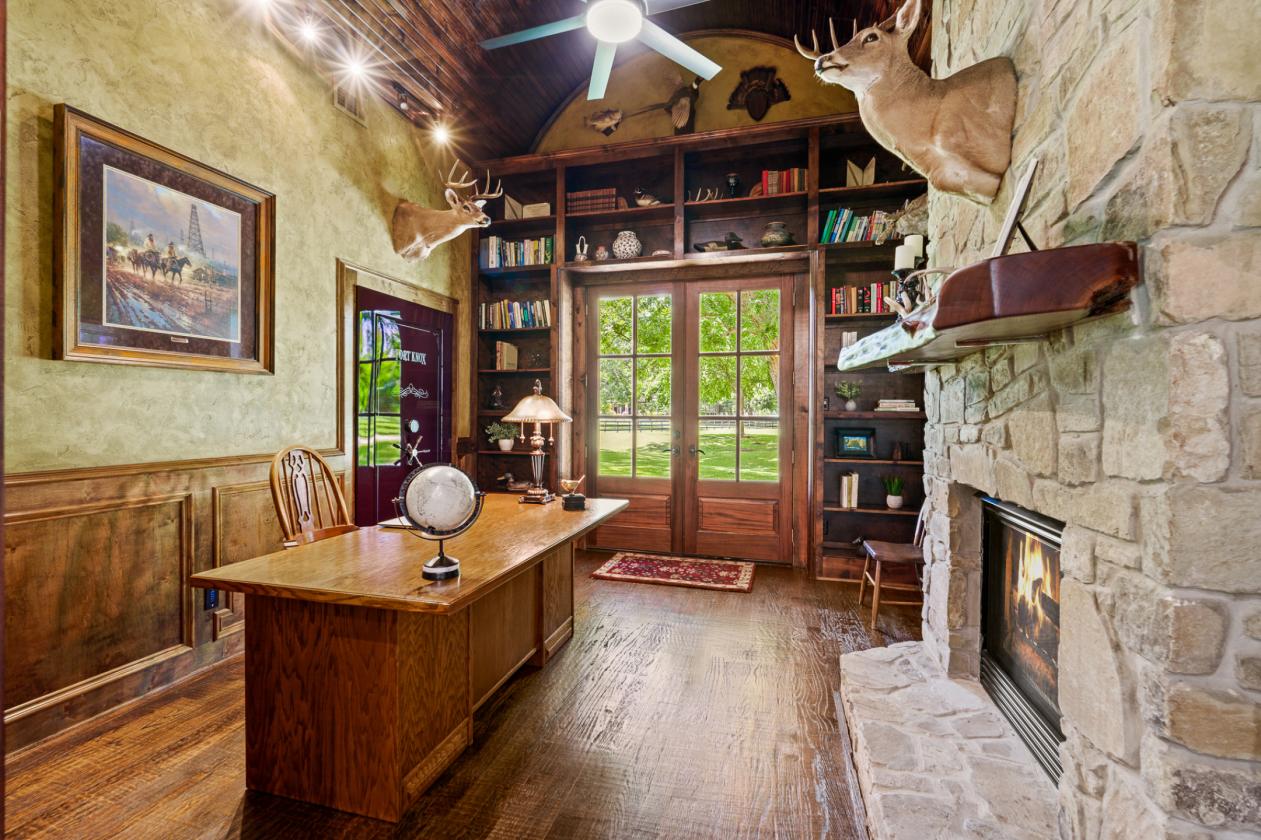 Extraordinary Estate on 7.8 Acres, 6-Stall Barn, & Dressage Arena - photo 10