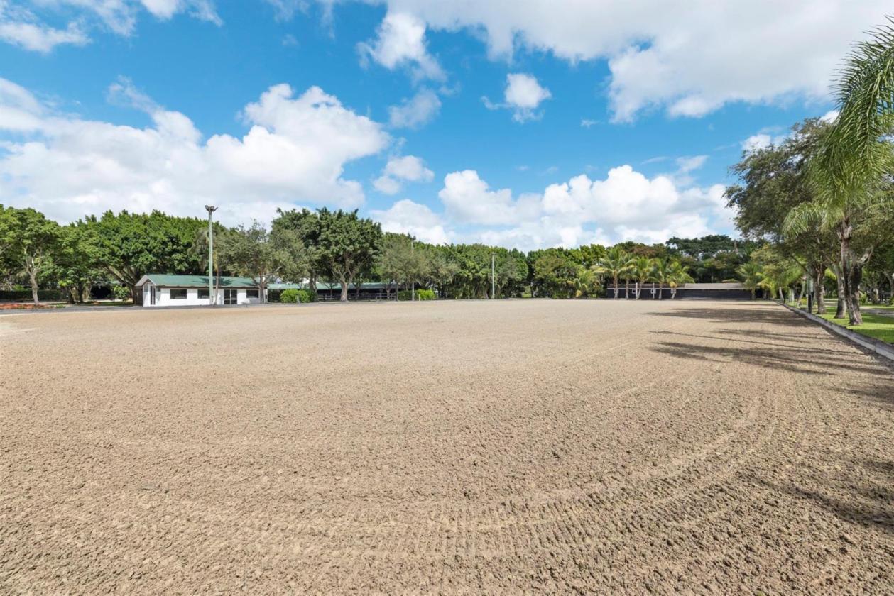 Horse Farm 11 Acres w/ 50 Stalls + groom cottages - photo 8