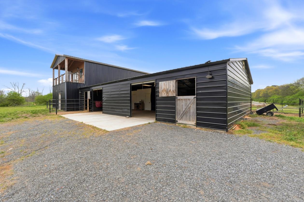 Luxurious Barndominium on Working Equestrian Farm - photo 12
