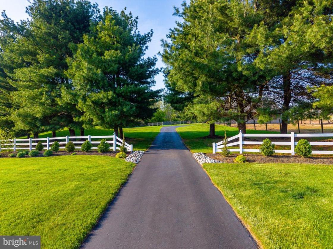 Luxury Equestrian Estate with 4-Stall Barn & Arena - photo 22