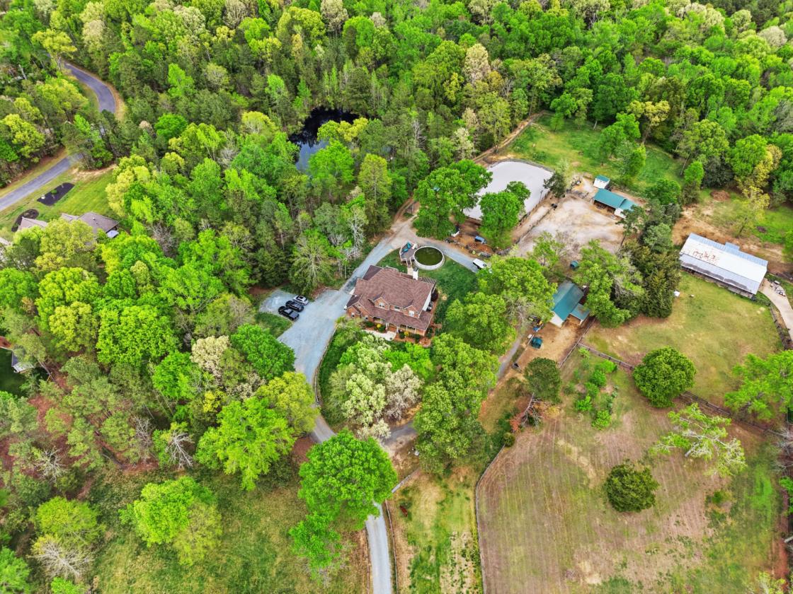 Picturesque equestrian farm - photo 1