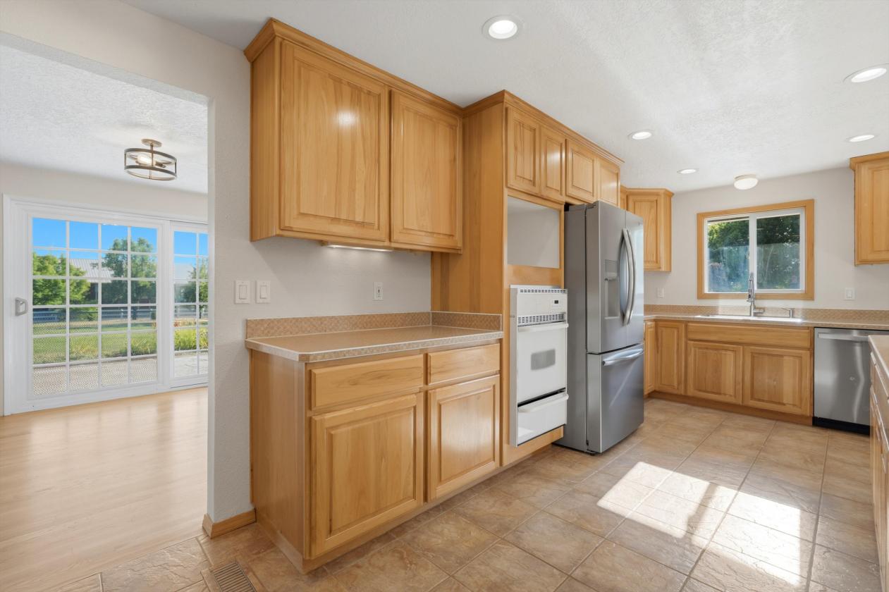 Dividable! Home, Shop & Barn w/Indoor Arena! - photo 13
