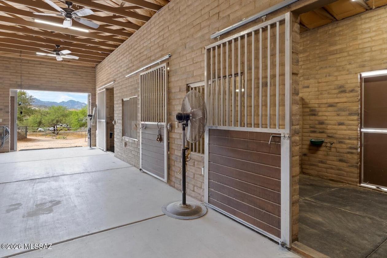 Private Ranch Estate with Stables - photo 5