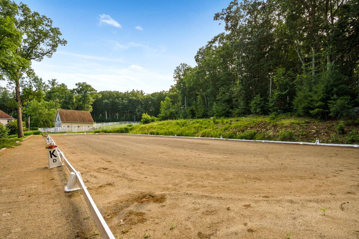 Equestrian Estate for sale 10 acres4 stall barn and mint colonial Hudson, Middlesex County