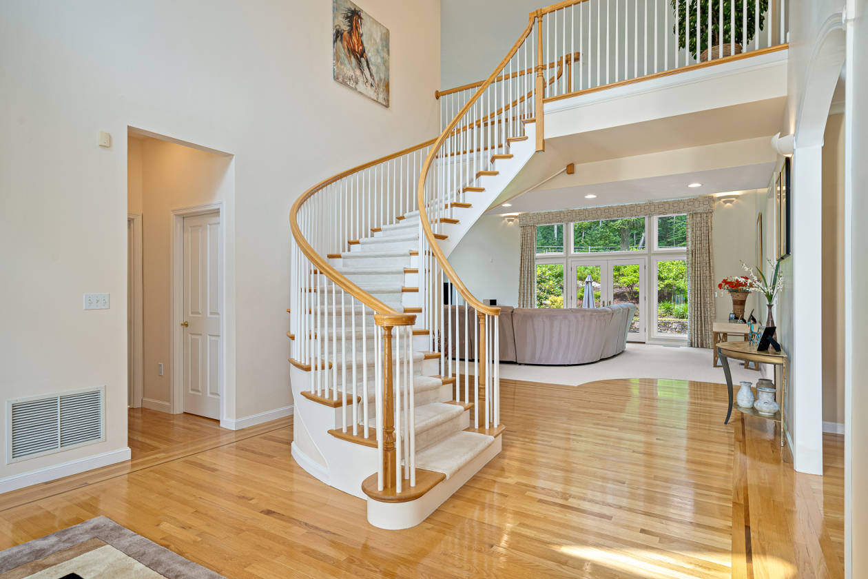 Equestrian Estate for sale 10 acres4 stall barn and mint colonial