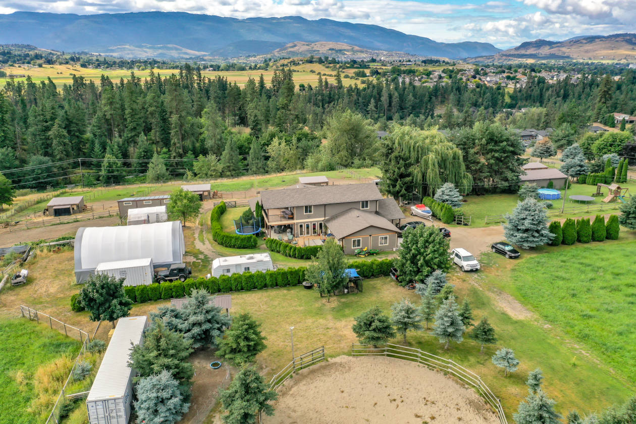 Horse Farm with 2 Homes Vernon, North Okanagan County, British