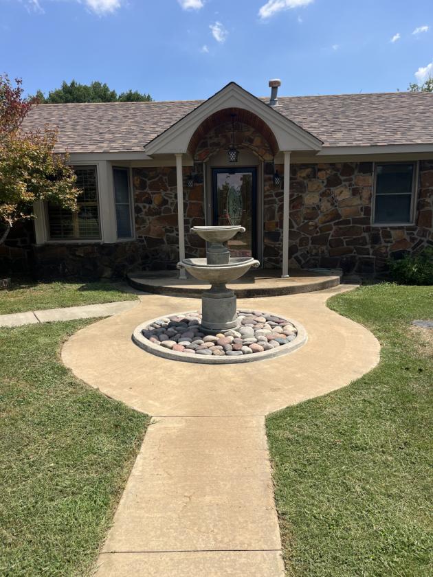Beautiful and spacious home on 10 acres - photo 1