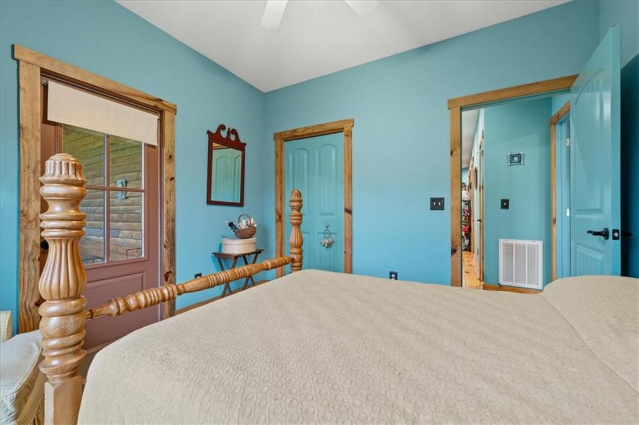 Farmhouse with Southern Hospitality & Open Pastures - photo 11