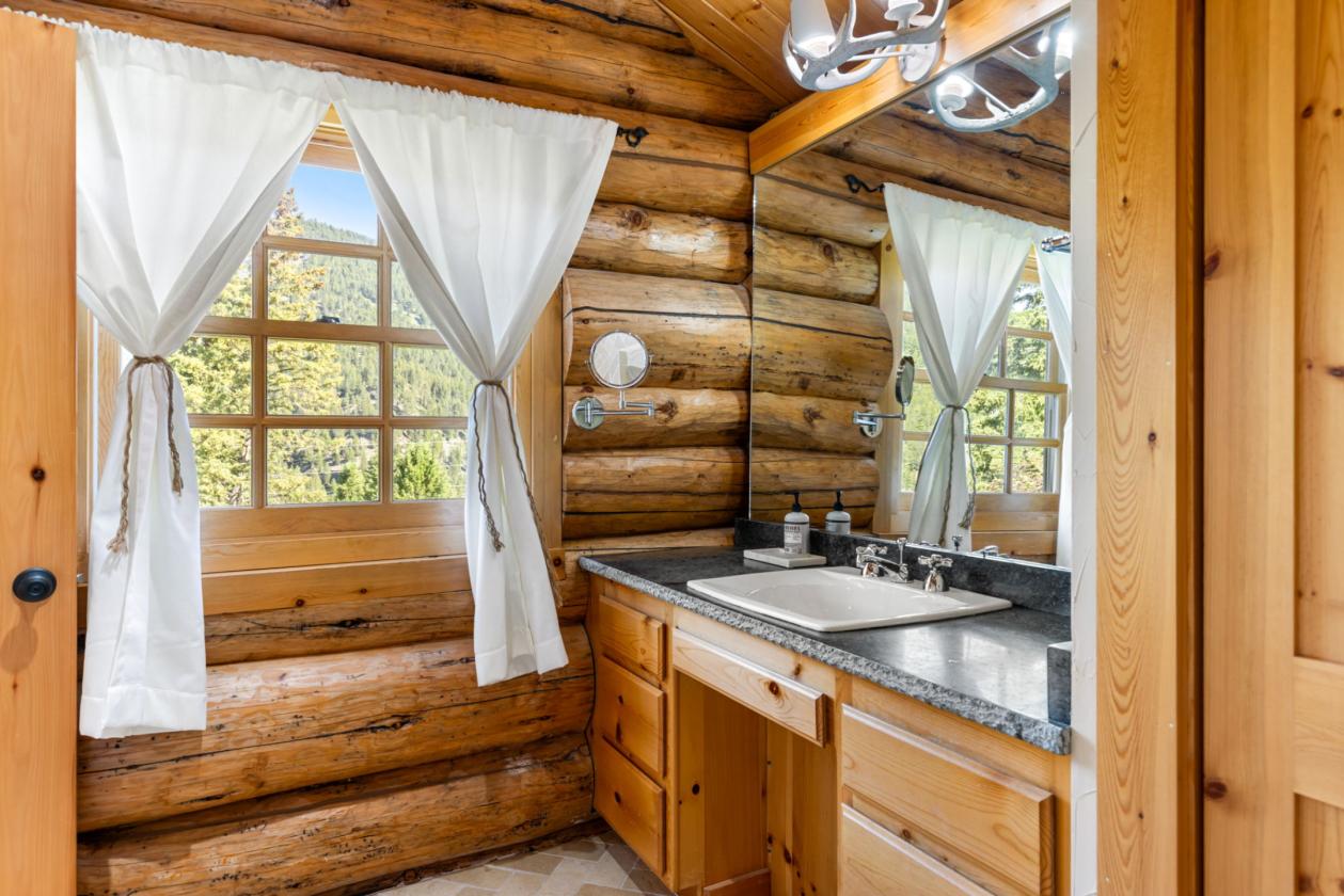 Mountain cabin with pasture and views - photo 20