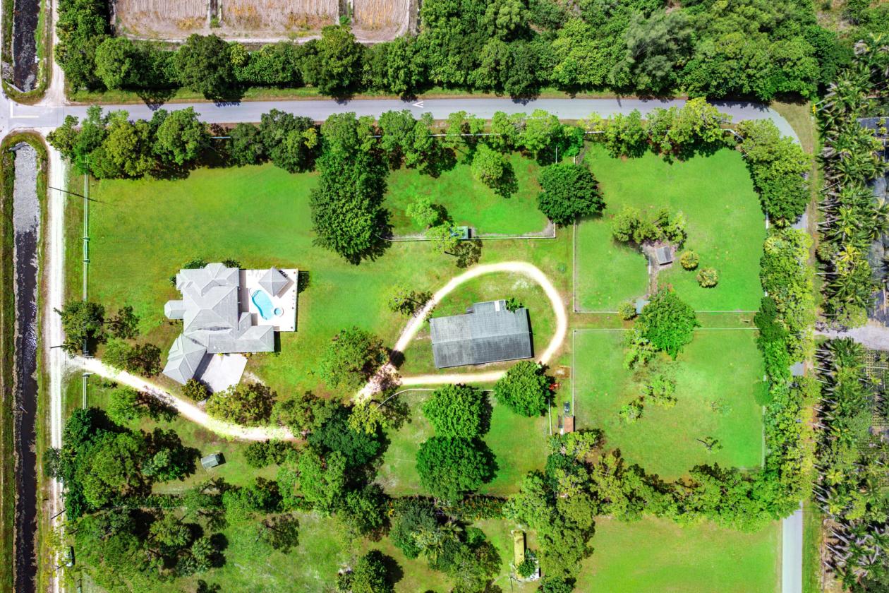 Spectacular 20-Stall Equestrian Estate on 6.34 Ac - photo 2