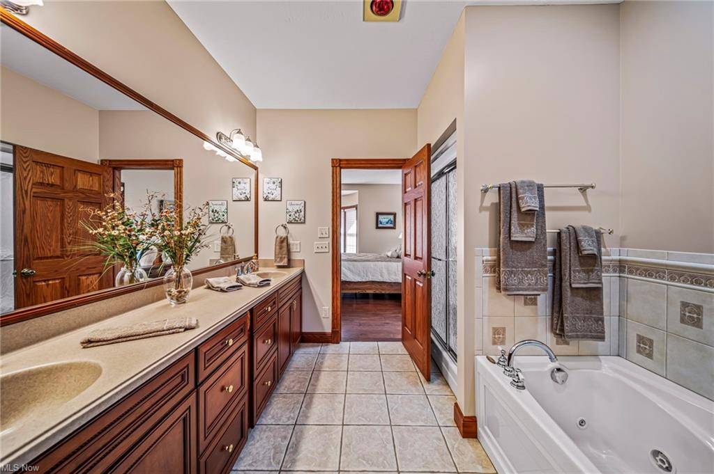 EQUESTRIAN COUNTRY ESTATE WITH CUSTOM HOME & BARN ON BEAUTIFUL PARK-LIKE SETTING - photo 27