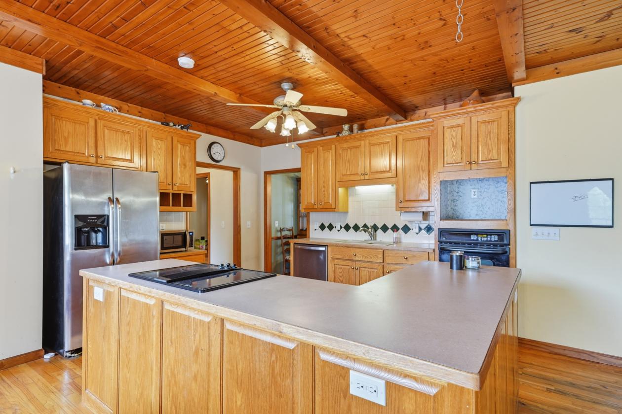 6 ACRES, BRICK RANCH, BARN - photo 7