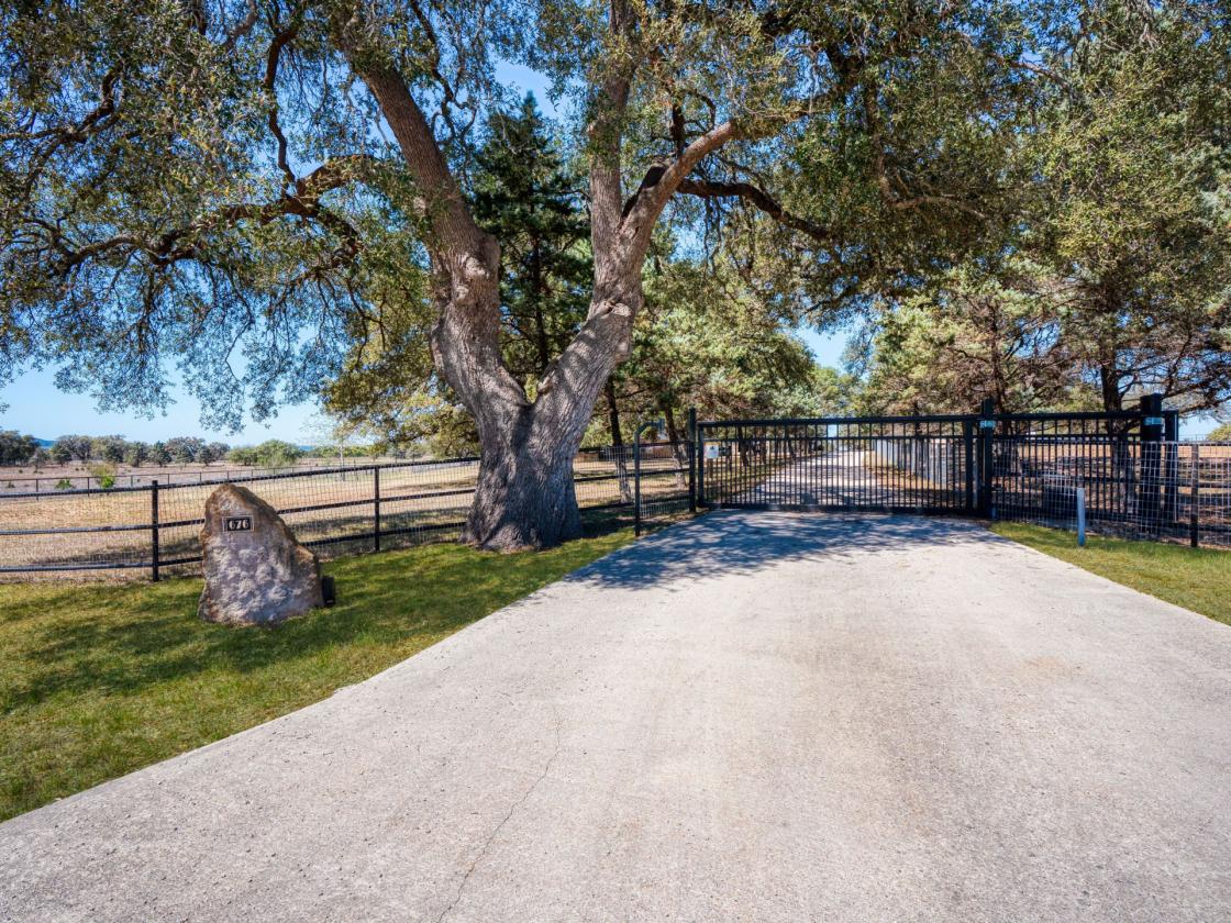 Hill Country Showcase Home Plus Horse Barn - photo 28