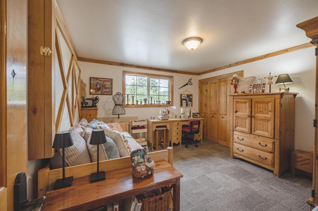 Stunning custom estate, bring your horses! - photo 20