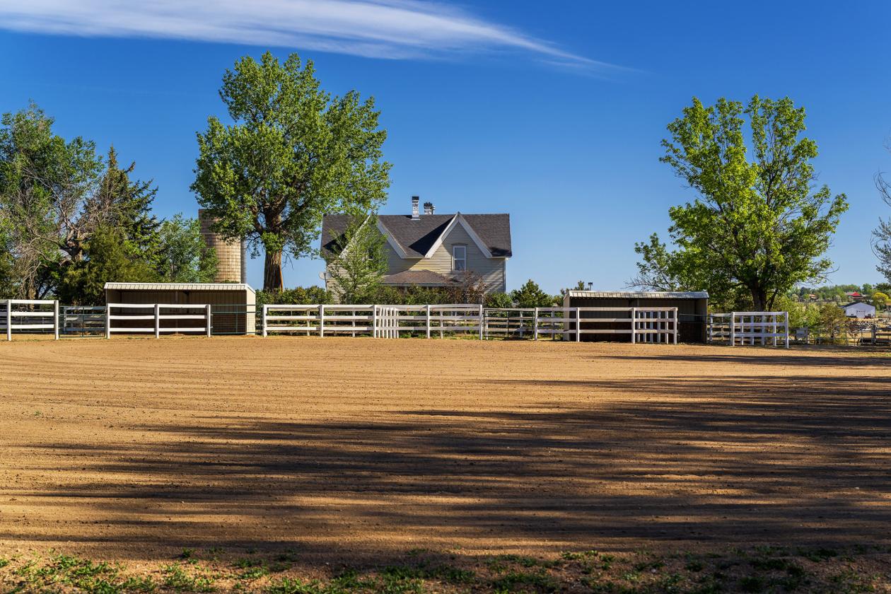 Well-situated Equine property with Frontrange view - photo 4