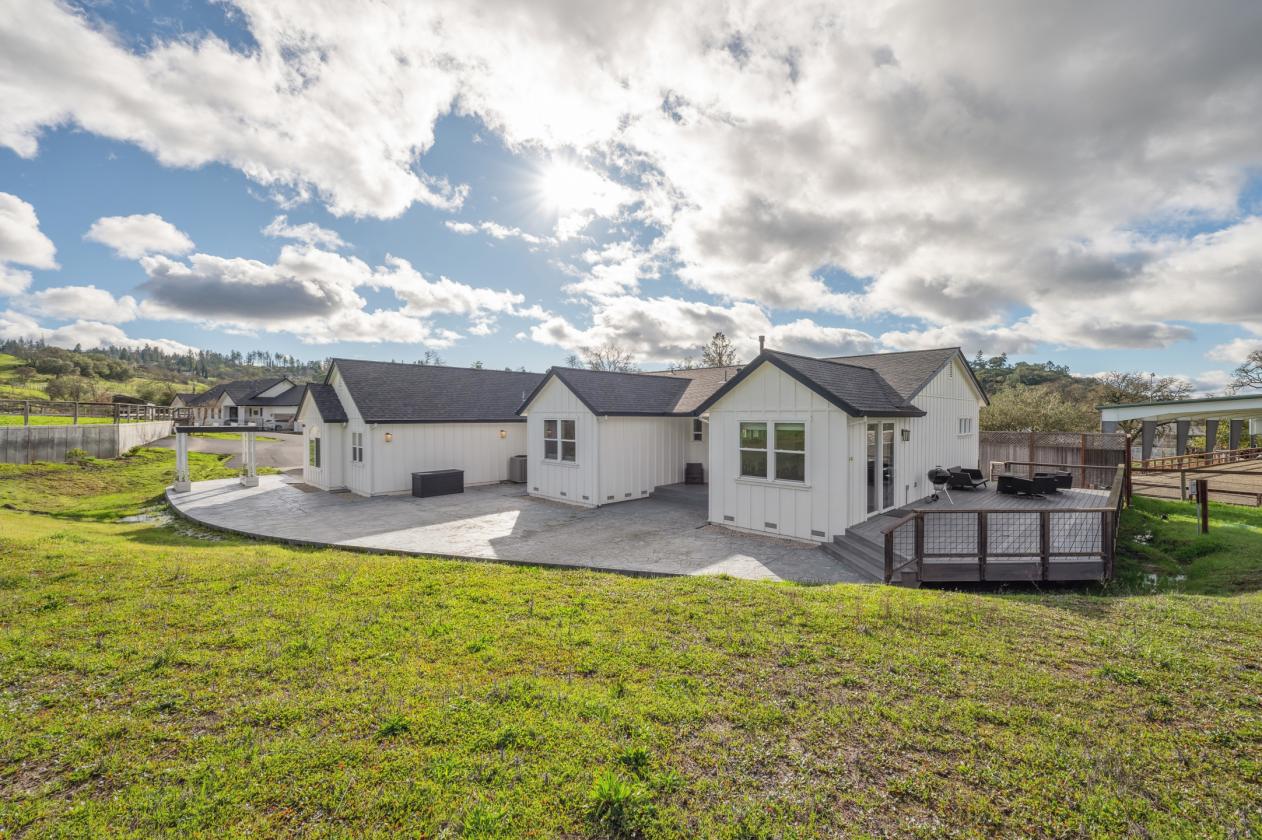 Wine Country Compound with Equestrian Facilities - photo 4