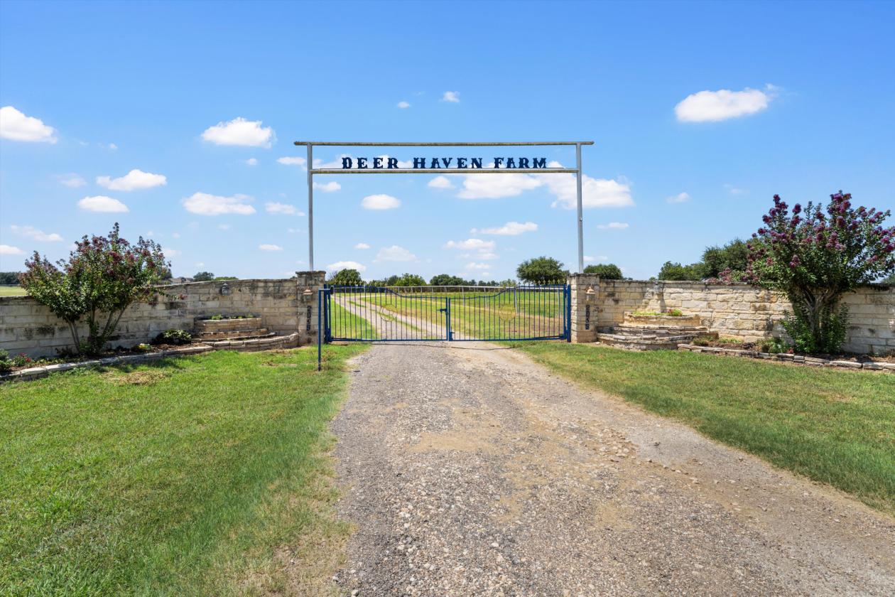 Beautiful 101 Acre Equestrian Facility & Residence - photo 2