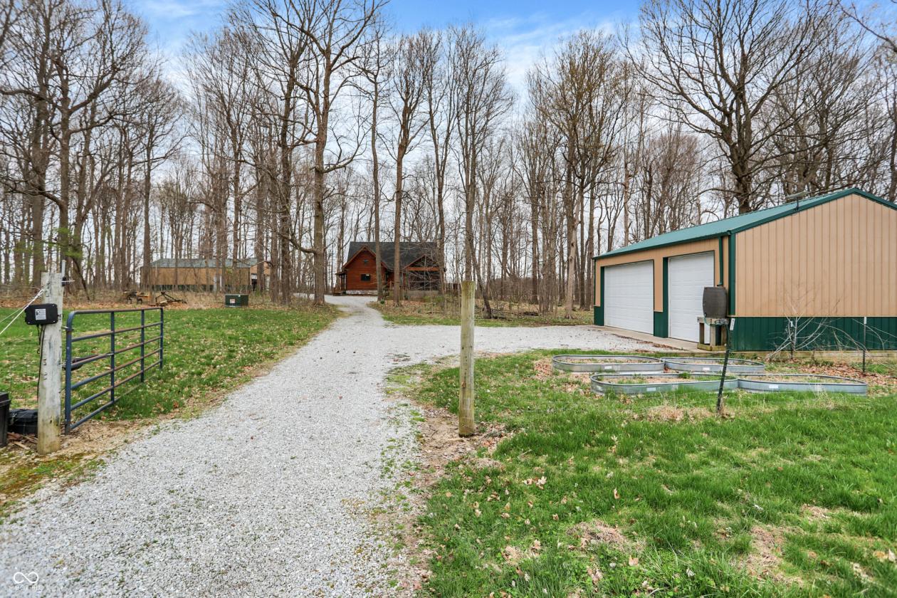 Stunning Barna log home on over 12 acres - photo 20