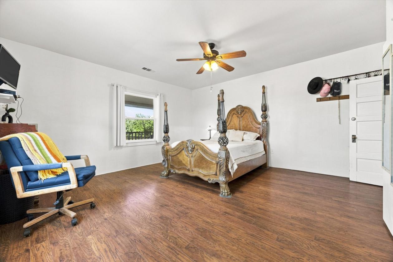 Luxury equestrian estate with a large riding arena - photo 13