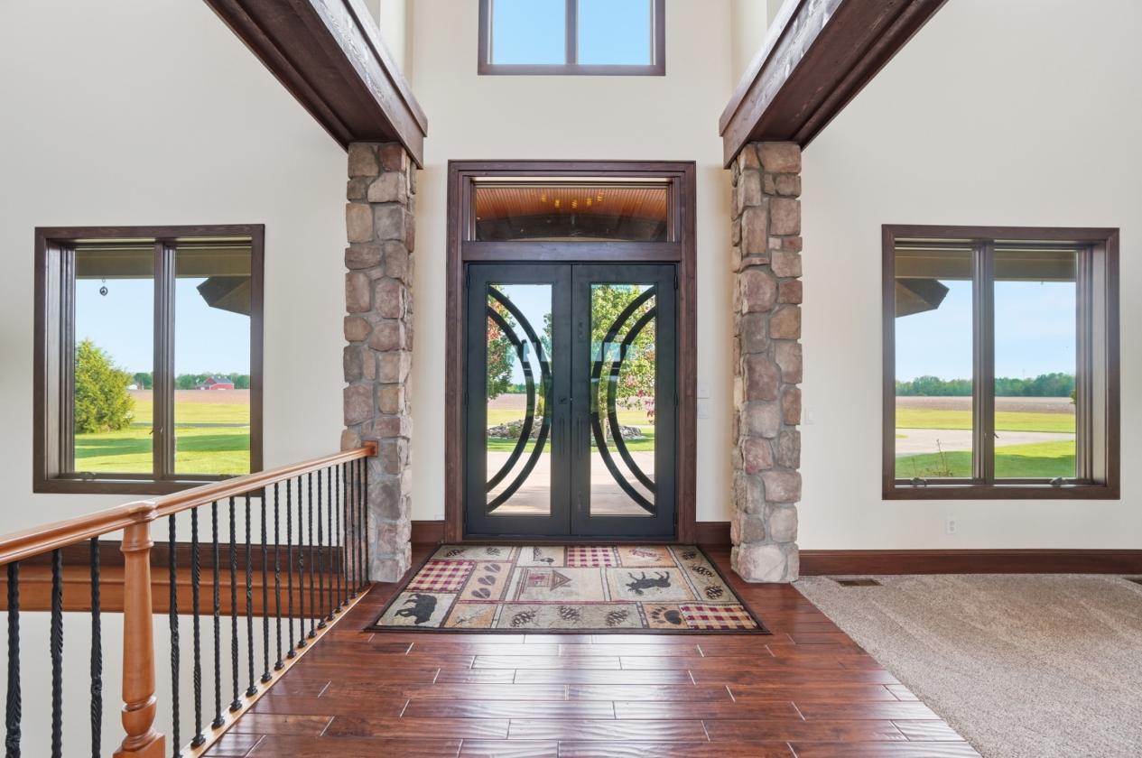 ASPEN-INSPIRED ESTATE ON 28 ACRES BACKS TO LAKE - photo 17