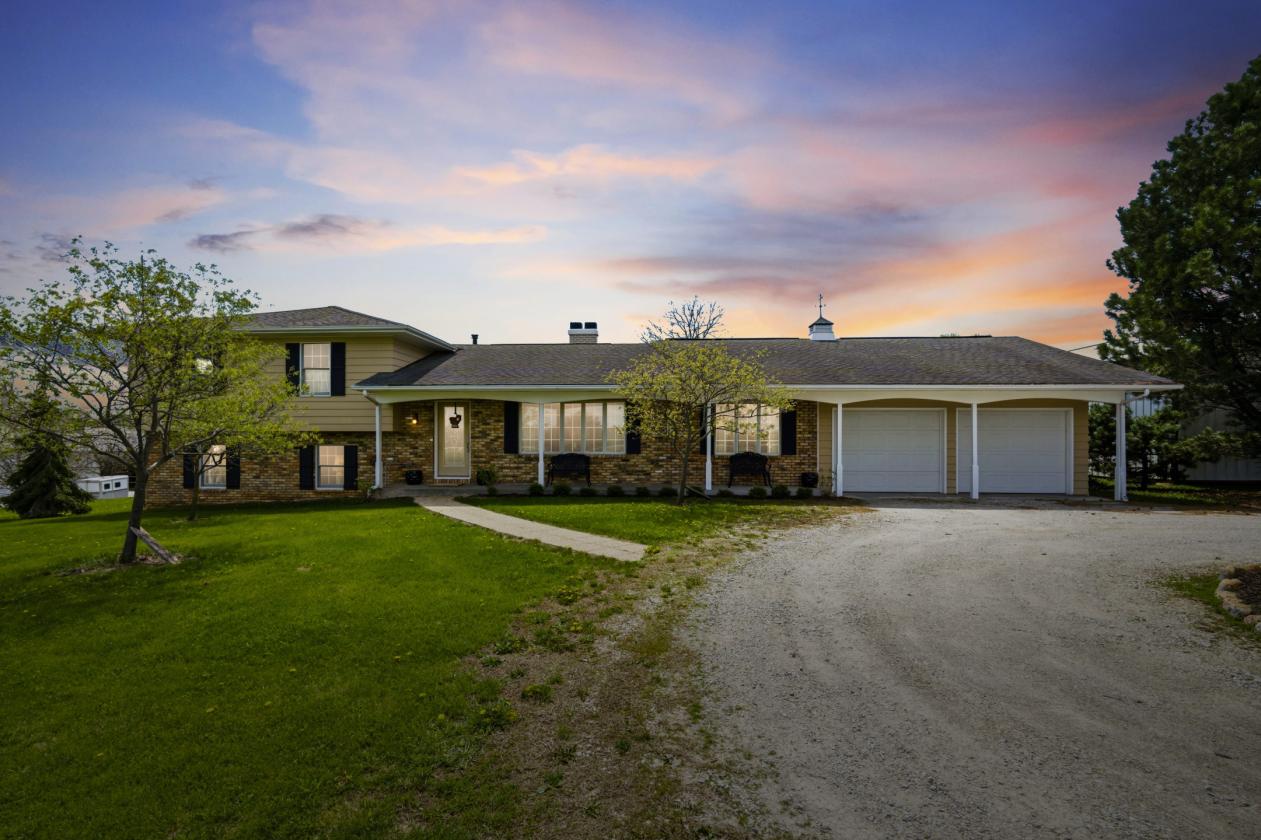 Beautiful Horse Farm with Indoor and Outdoor arena - photo 1