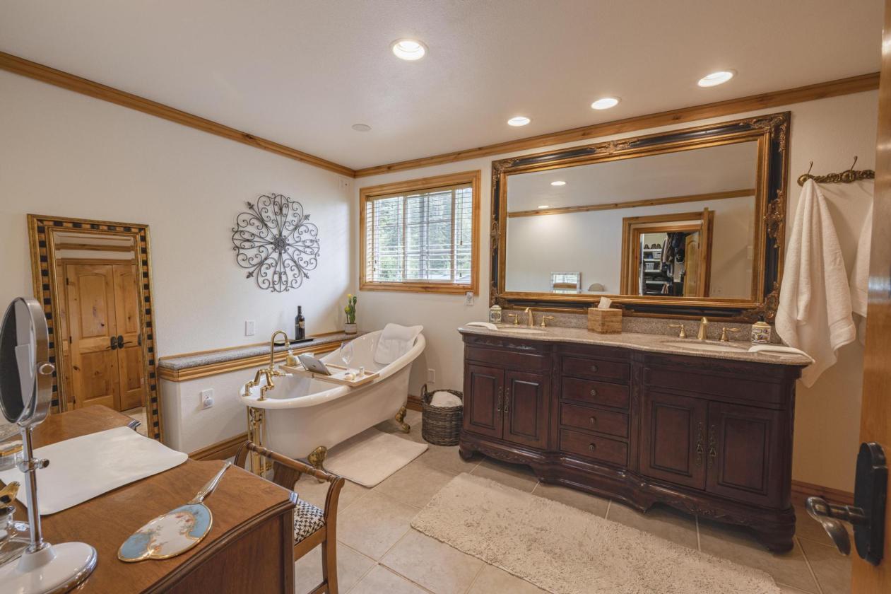 Stunning custom estate, bring your horses! - photo 15