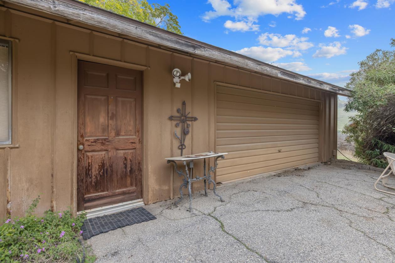 200 acres, two Harry Gesner homes, foothills - photo 22