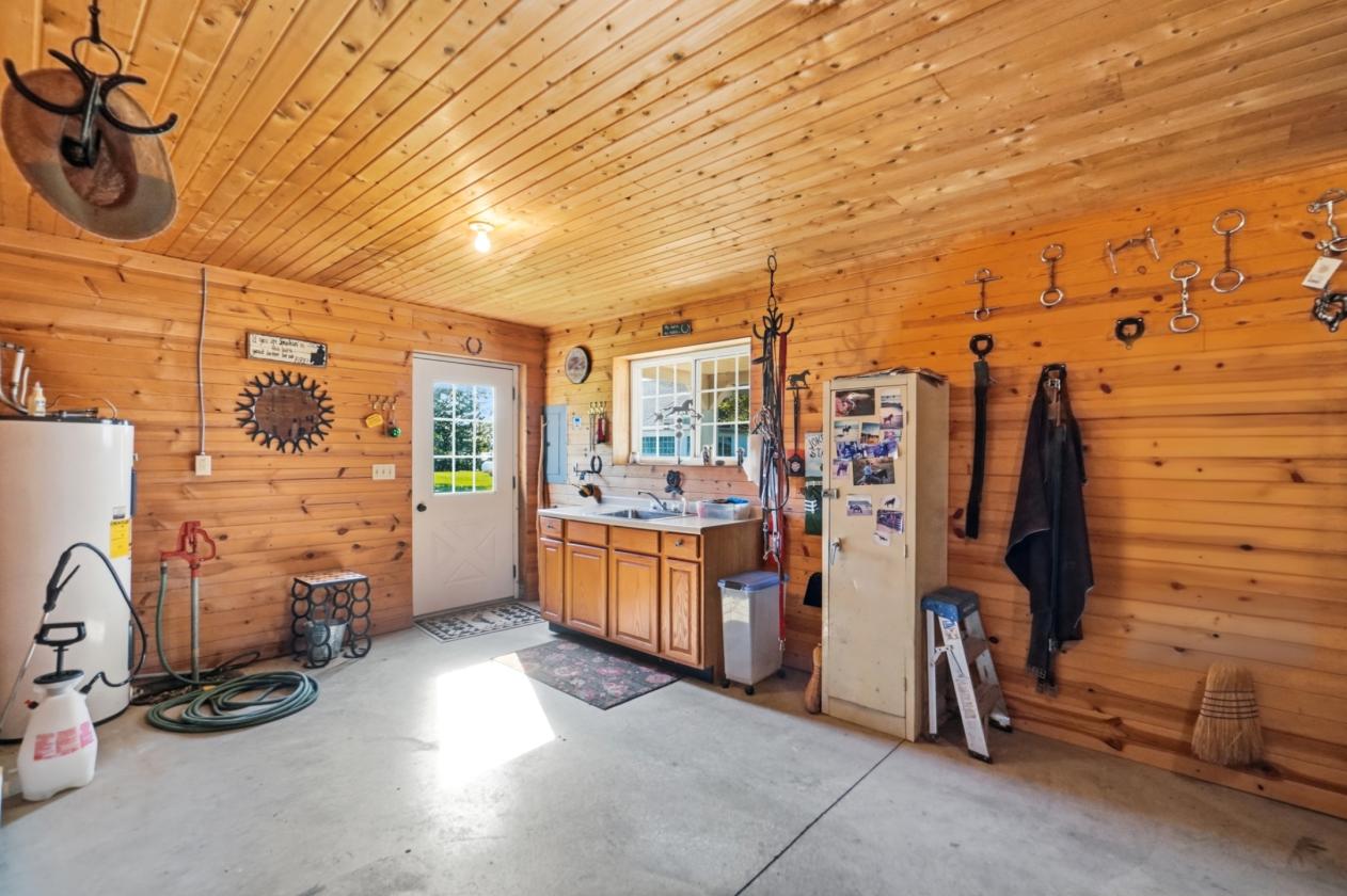 EQUESTRIAN RETREAT ON 10 ACRES - photo 29