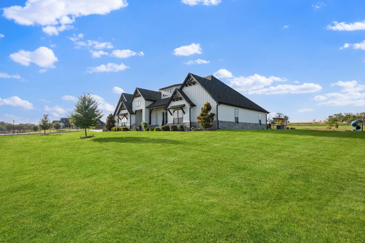 Horses Welcomed | Modern Luxury Farmhouse | 4 Acre - photo 3